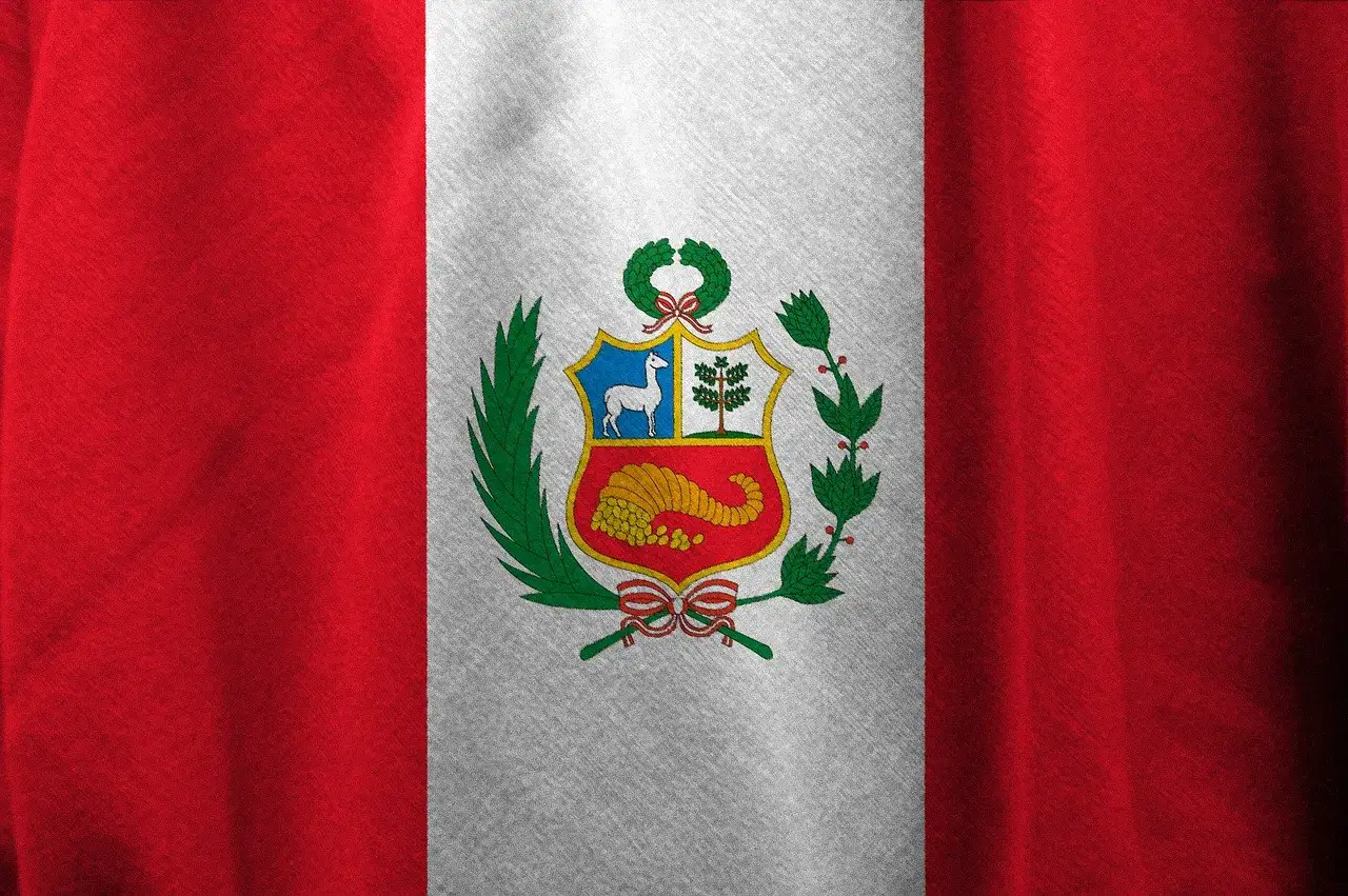 Flaga Peru z godłem: lama, drzewo chinowe i róg obfitości.