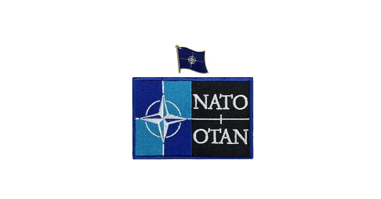 Naszywka i przypinka z symbolem NATO.