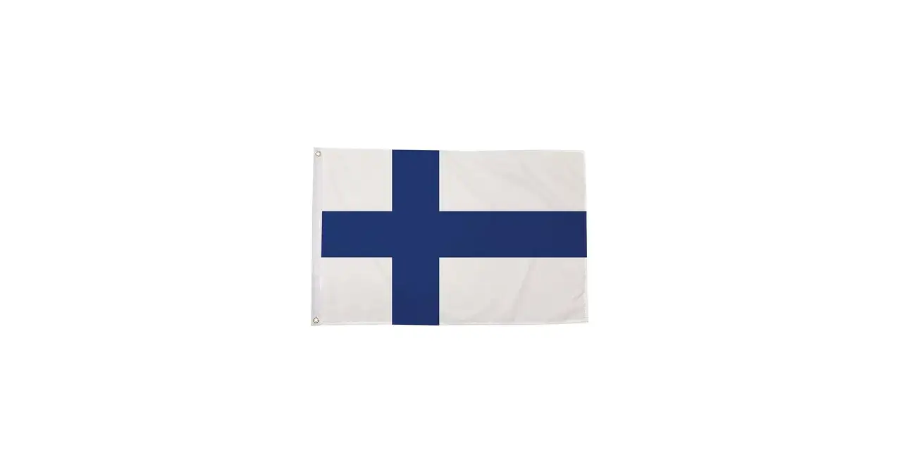 Flaga biała z niebieskim krzyżem, symbol Finlandii, powiewa na białym tle.