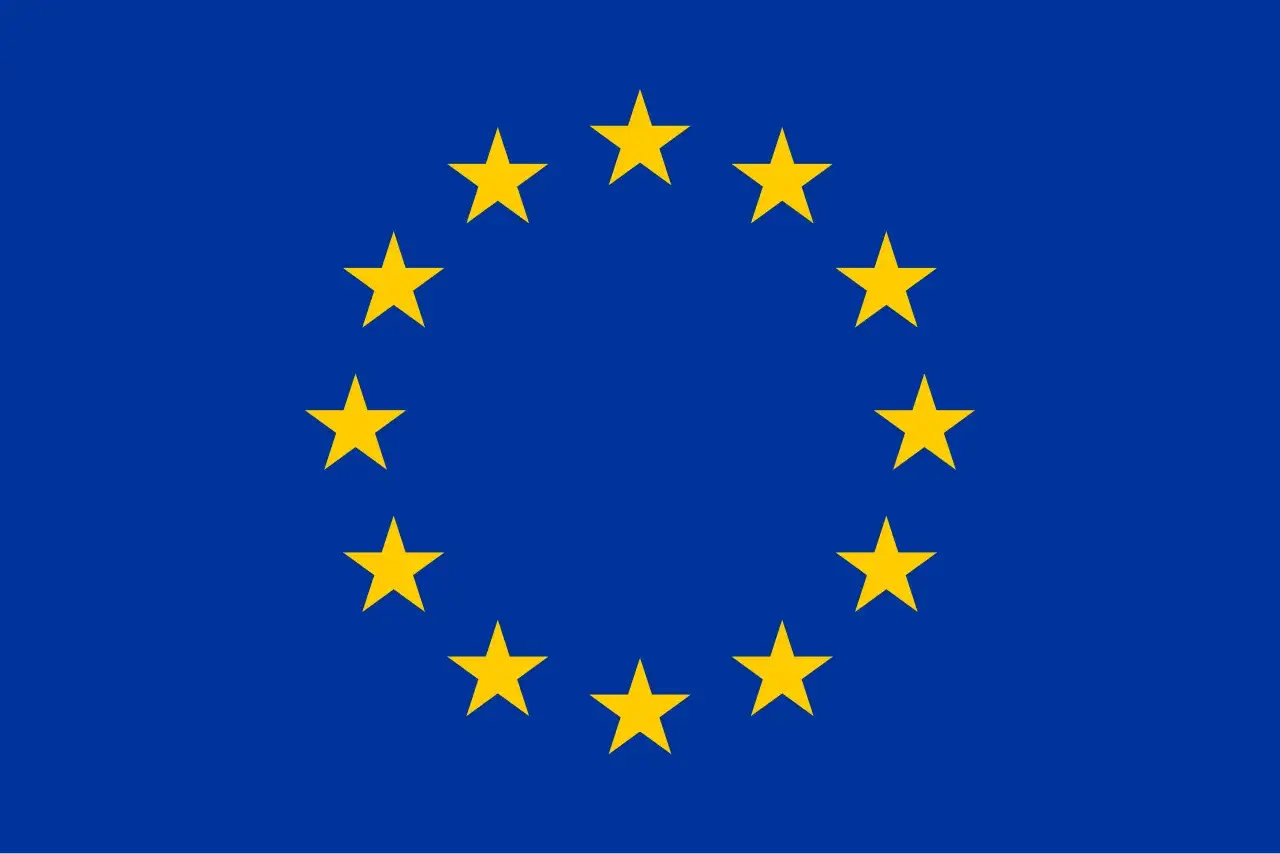 Flaga Unii Europejskiej: dwanaście złotych gwiazd tworzy okrąg na niebieskim tle, symbolizując jedność i solidarność.
