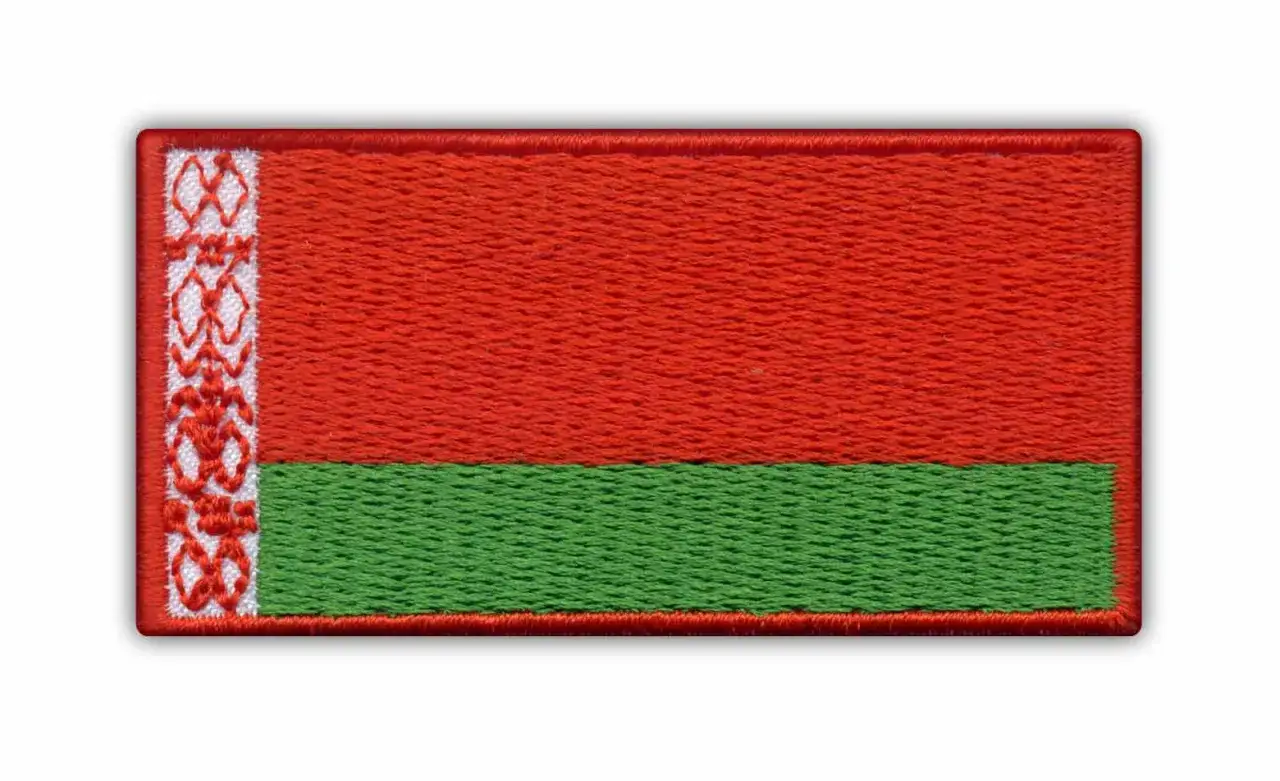 Naszywka z flagą Białorusi. Czerwony pas u góry, zielony na dole, z białym ornamentem po lewej stronie.