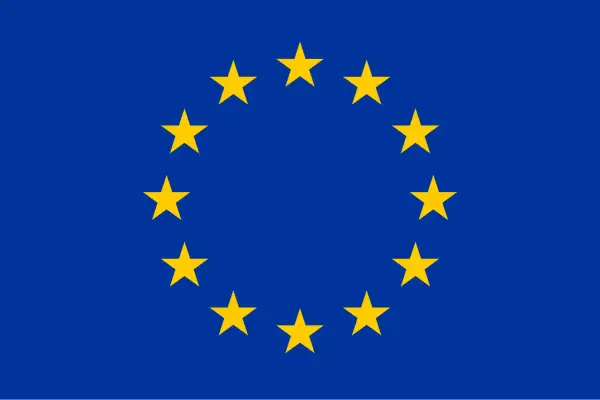 Flagi krajów europejskich tworzą okrąg złotych gwiazd na niebieskim tle. Symbol jedności i współpracy.
