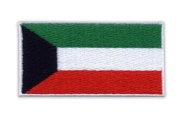 Naszywka z flagą Kuwejtu: zielony, biały i czerwony pas poziomo, z czarnym trójkątem przy drzewcu.