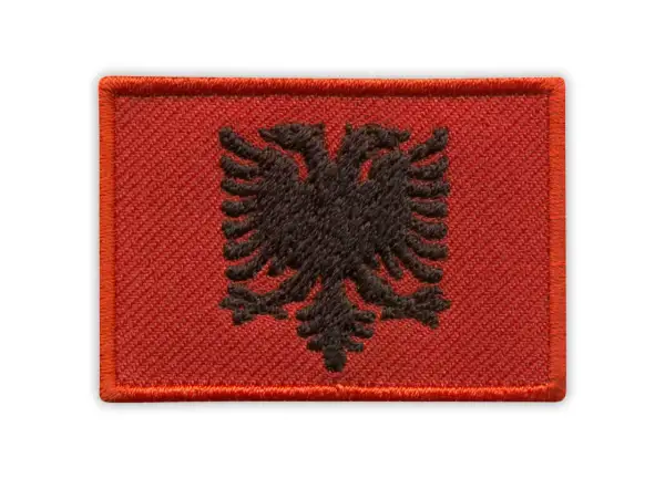 Naszywka z dwugłowym czarnym orłem na czerwonym tle – flaga Albanii.