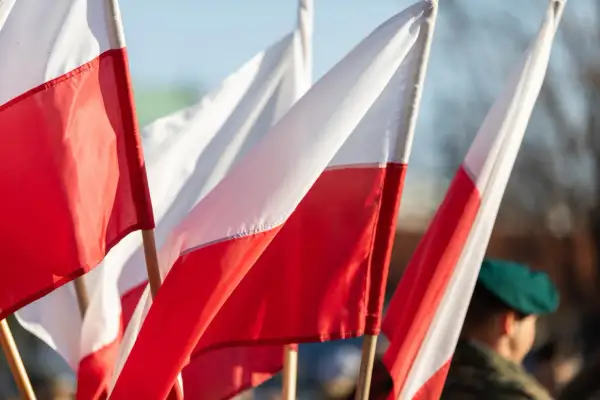 Jak wygląda flaga Polski? Odkryj jej znaczenie i symbolikę