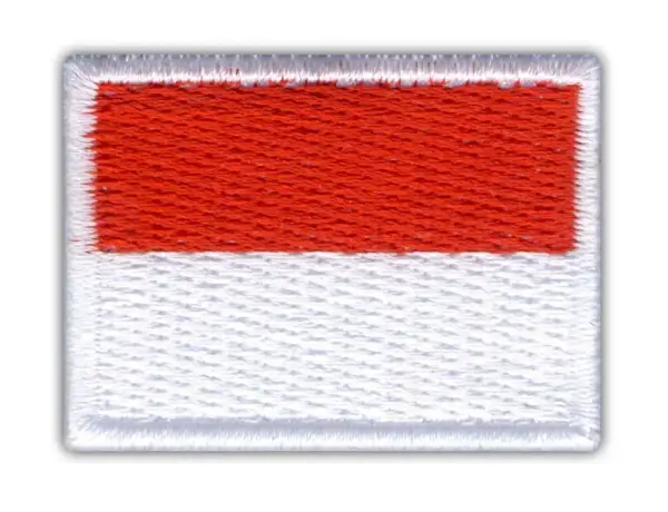 Naszywka z flagą Monako i flagą Polski. Dwa kraje, dwie flagi, jedna naszywka.