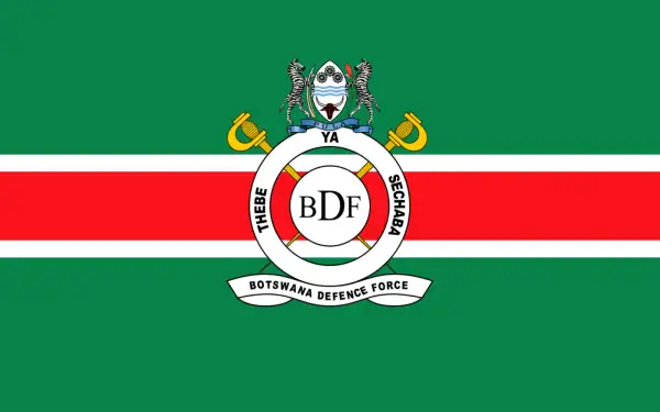 Flaga Botswany Defence Force: zielone pasy z białym i czerwonym środkowym pasem, herb z zebrą i mieczami, okrąg z napisem "BDF".