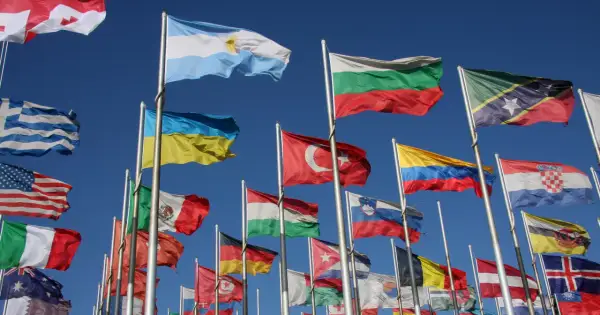 Wiele flag narodowych powiewa na wietrze. Czy to najtrudniejsza flaga na świecie?