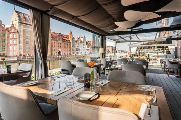 Elegancka restauracja z widokiem na zabytkowe kamienice. Idealne miejsce, by zjeść w międzygórzu.