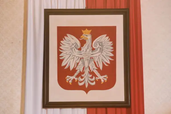 Obraz przedstawia godło polskie – białego orła w koronie na czerwonej tarczy.