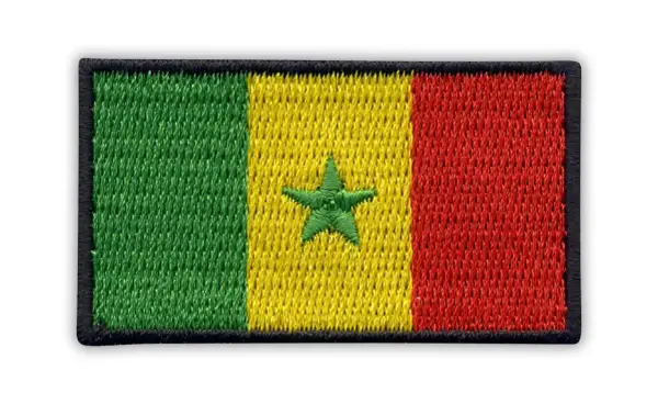 Naszywka z flagą Senegalu: zielony, żółty i czerwony pas pionowy, z zieloną gwiazdą pośrodku.