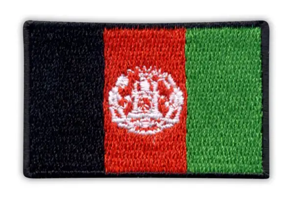 Naszywka z flagą czarno-czerwono-zieloną, symbolizującą Afganistan, z białym godłem pośrodku.