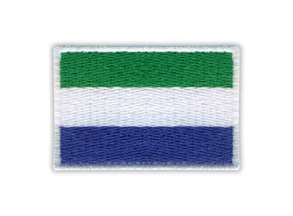 Haftowana flaga Sierra Leone z zielonym, białym i niebieskim pasem.