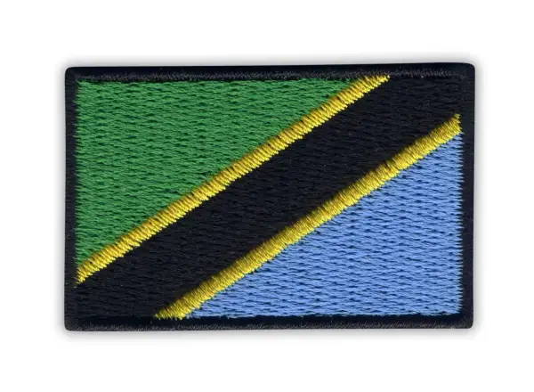 Naszywka z flagą Tanzanii, z zielonym, czarnym i niebieskim pasem rozdzielonymi żółtymi liniami.