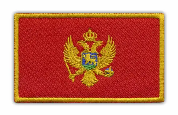 Hafciarska naszywka z godłem Czarnogóry: dwugłowy orzeł w koronie na czerwonym tle, otoczona żółtą ramką.