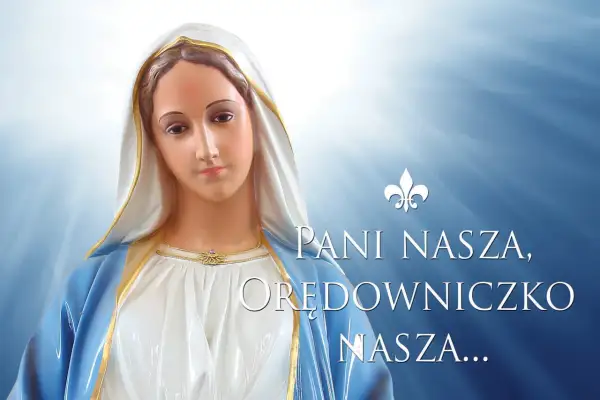 Figurka Matki Bożej z napisem "Pani Nasza, Orędowniczko Nasza...". Flaga maryjna.