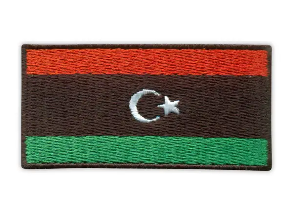 Naszywka z flagą Libii: czerwony, czarny i zielony pas z białym półksiężycem i gwiazdą.