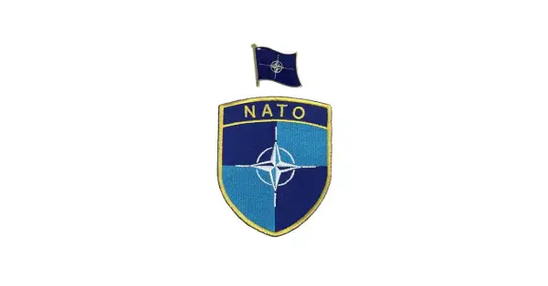 Naszywka i przypinka z symbolem NATO.