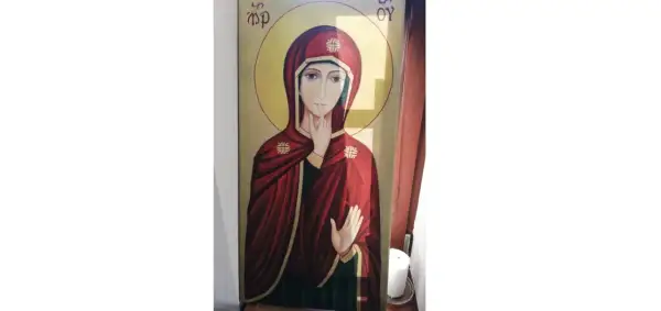 Ikona Matki Bożej w głębokich, maryjnych kolorach. Czerwień płaszcza i złota aureola podkreślają jej majestat.