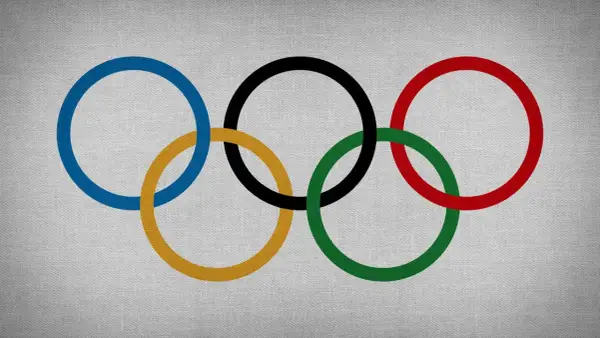 Pięć splecionych kół, symbolizujących jedność świata, tworzy znak olimpijski.