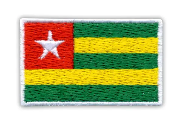 Naszywka z flagą Togo. Czerwony kwadrat z białą gwiazdą obok zielono-żółtych pasów.